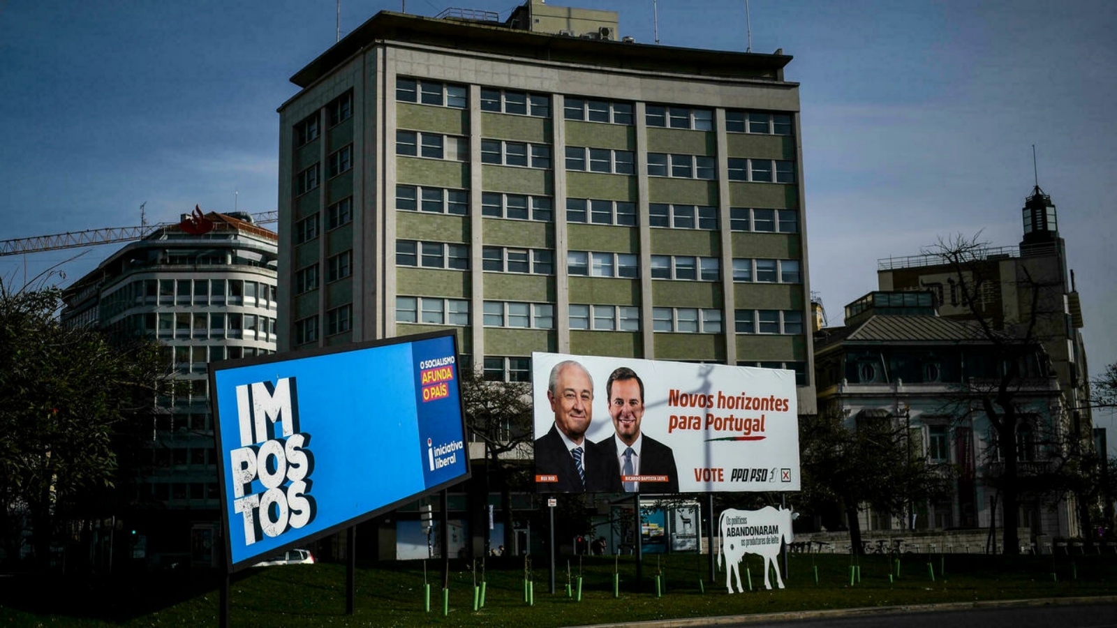 لافتة لمرشحين للانتخابات التشريعية في البرتغال حيث تم توفير خيار التصويت المبكر هذا العام لتقليل الازدحام في يوم الانتخابات بسبب كوفيد