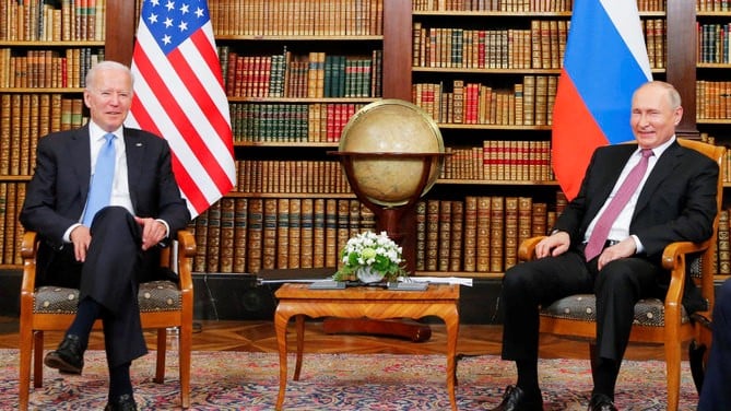 الرئيس الأمريكي جو بايدن (إلى اليسار) يلتقي بالرئيس الروسي فالديمير بوتين في 'Villa la Grange' في جنيف في 16 يونيو 2021