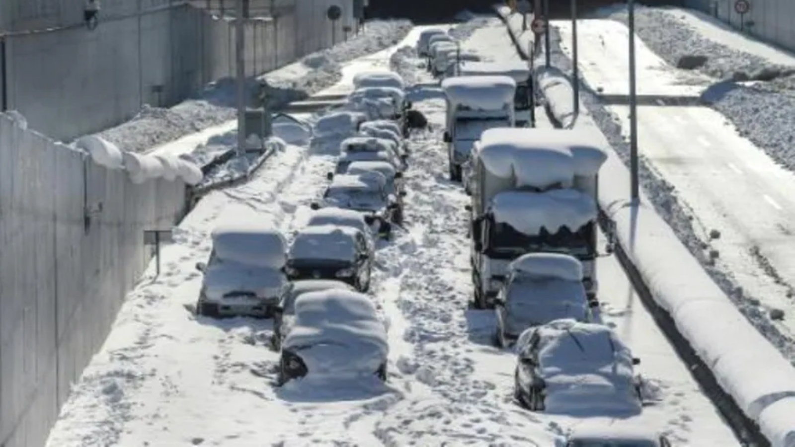  سيارات متروكة على طريق اثينا الدائري في 25 يناير 2022