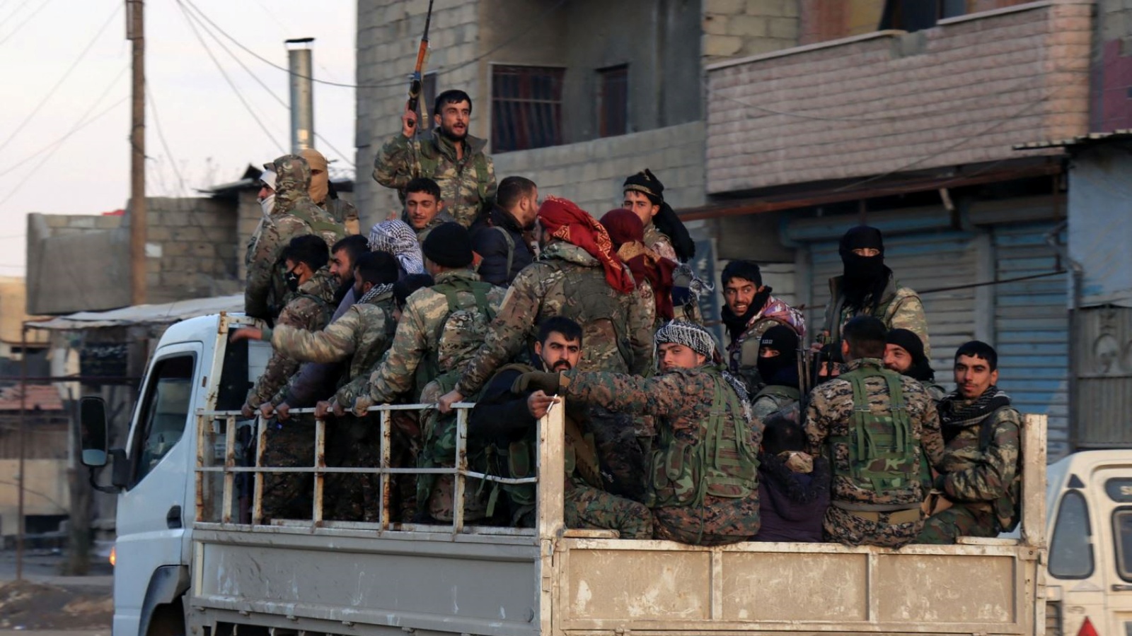 عناصر من قوات سوريا الديموقراطية يغادرون بعد انتهاء عمليات التمشيط في محيط سجن غويران الذي هاجمه تنظيم الدولة الإسلامية في الحسكة
