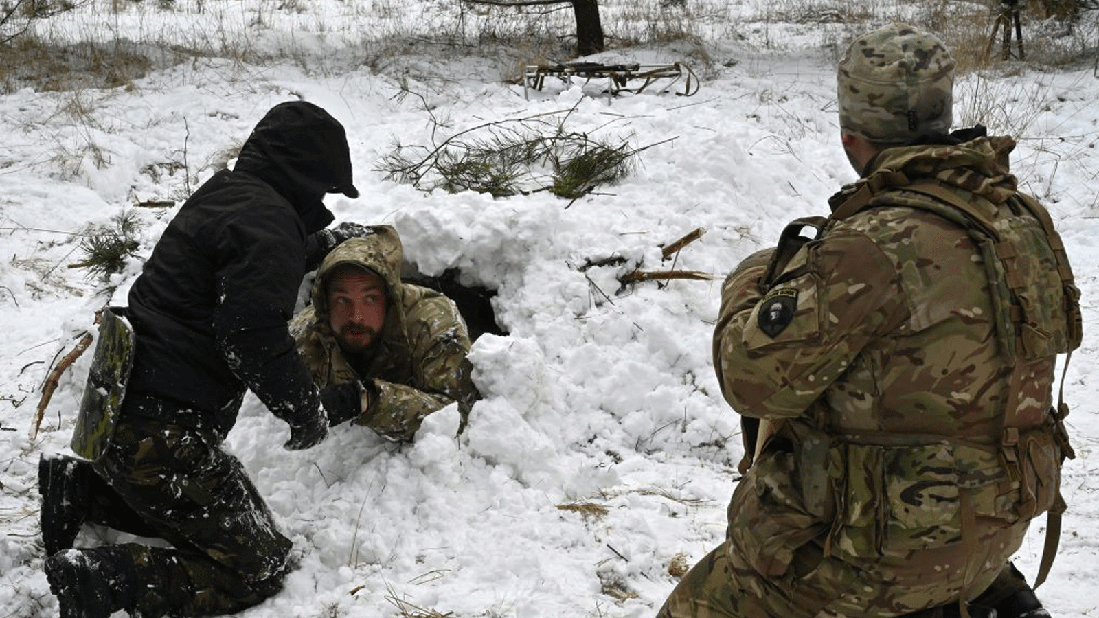جنود أوكرانيا يتدربون على حفر الملاجئ في ثلوج غابة قرب كييف