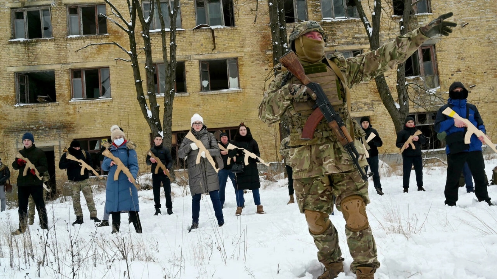 مدرب عسكري يعلم مدنيين كيفية حمل بنادق كلاشينكوف أثناء تدريب في كييف في 30 يناير 2022 