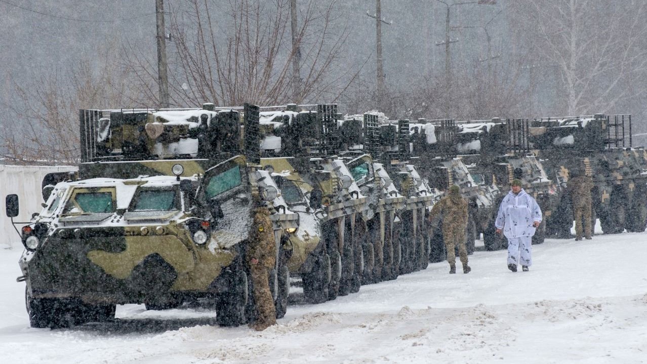 مدرعات أوكرانية تتحرك لركنها في قاعدة في منطقة خاركيف في 31 يناير 2022