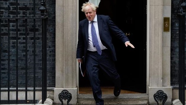 رئيس الوزراء البريطاني بوريس جونسون مغادرًا 10 داونينغ ستريت
