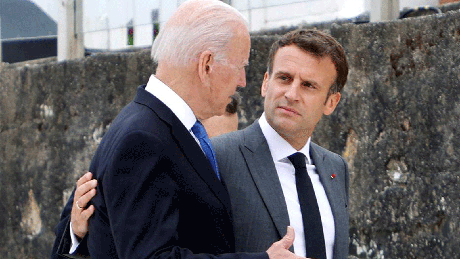 الرئيس الأميركي جو بايدن (إلى اليسار) والرئيس الفرنسي إيمانويل ماكرون يتحدثان بعد الصورة العائلية في بداية قمة مجموعة السبع في خليج كاربيس، كورنوال. في 11 حزيران/ يونيو 2021