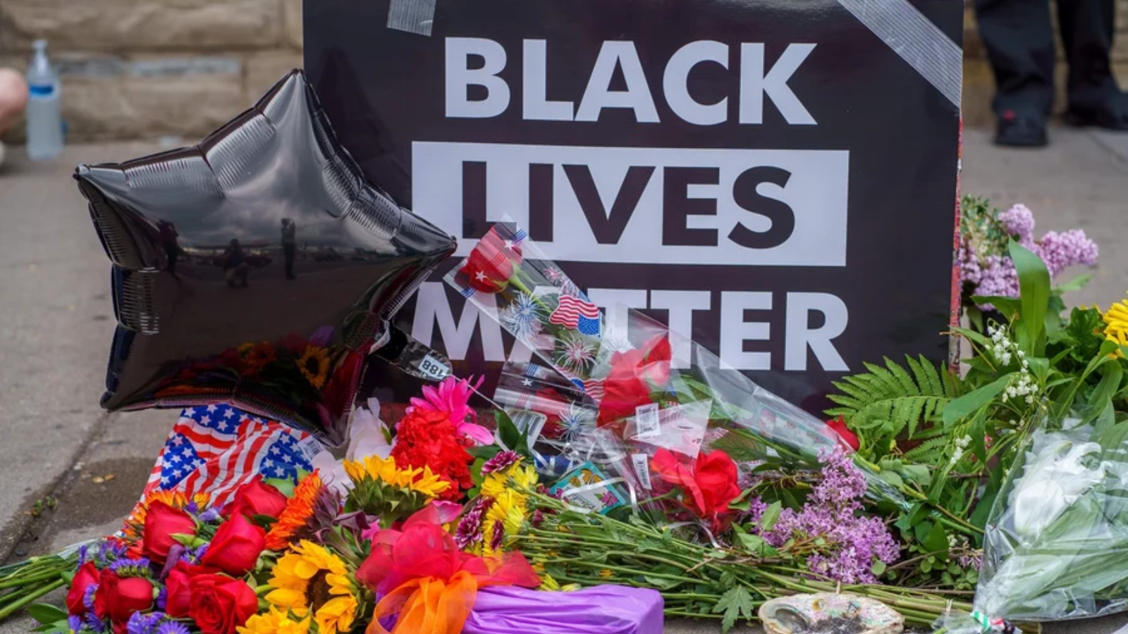 نصب تذكاري لجورج فلويد الذي قتل على يد شرطي في مينيابوليس (أرشيفية)