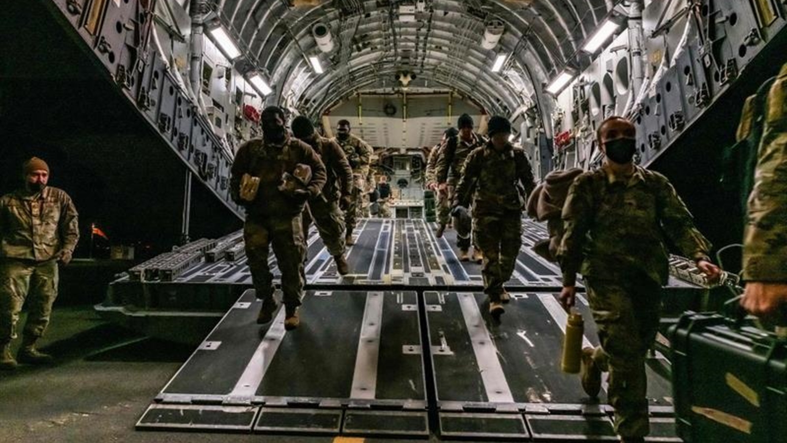 وصول جنود الفيلق الثامن عشر المحمول جواً بالجيش الأميركي، في فيسبادن، ألمانيا، 4 فبراير 2022