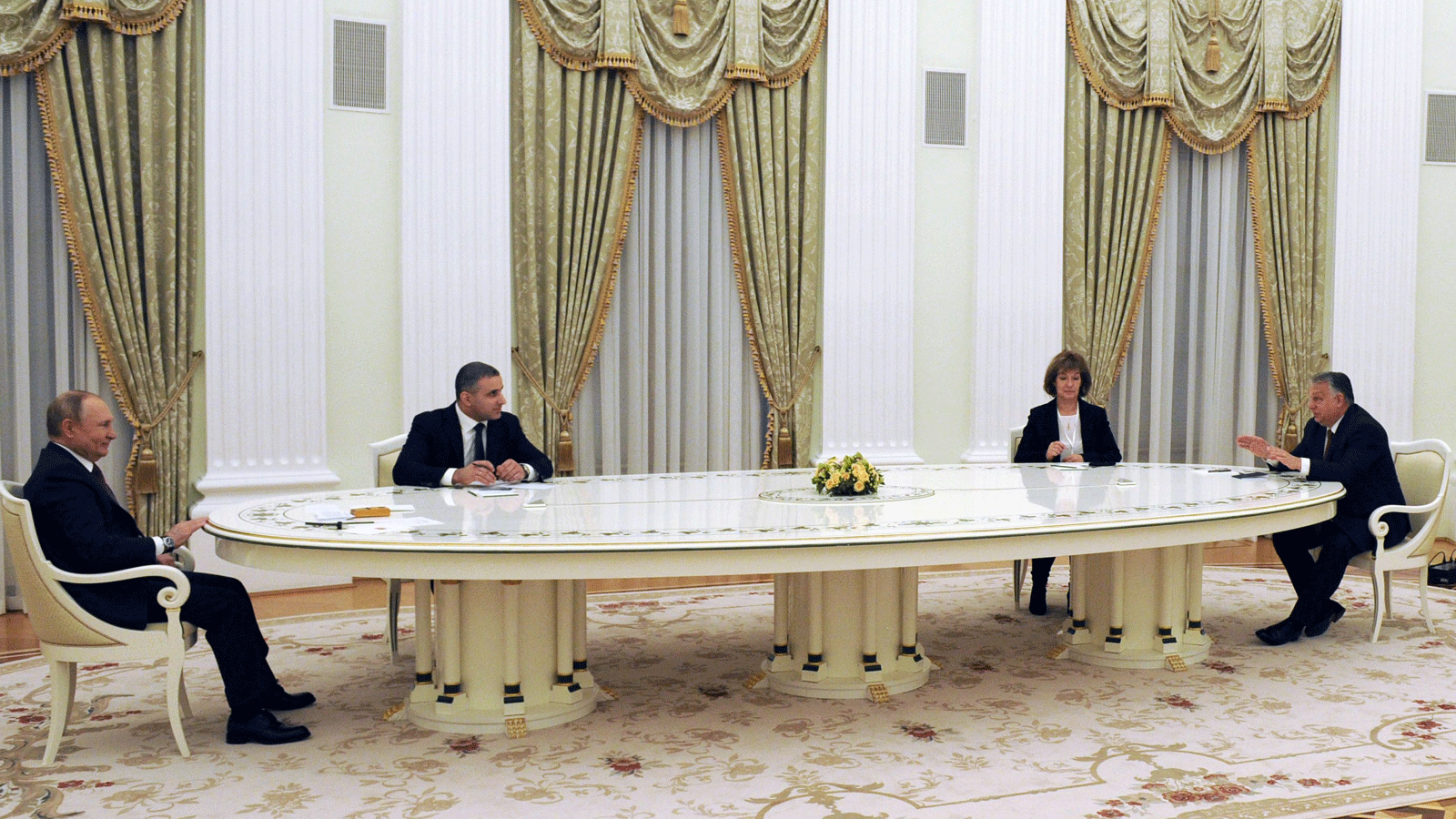 صورة نشرتها صفحة الرئاسة الروسية عبر تويتر من لقاء فلادمير بوتين مع رئيس وزراء المجر فيكتور أوربان