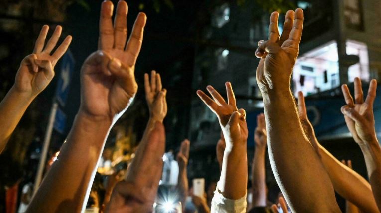 يكافح المجلس العسكري في ميانمار لاحتواء رد الفعل العنيف من الانقلاب ، مع اشتباكات يومية وأجزاء من البلاد خارجة عن سيطرته