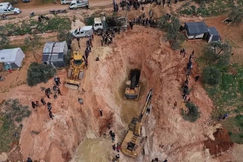 جانب من عمليات الحفر في محيط البر الذي علق فيه الطفل رايان 