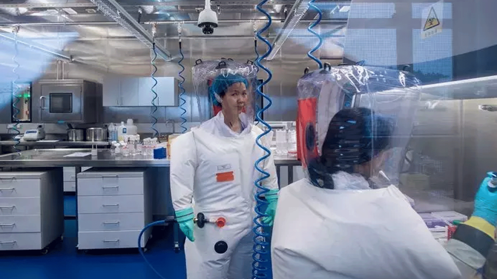 عالم الفيروسات الصيني شي جينجلي (يسار) شوهد داخل مختبر P4 في ووهان