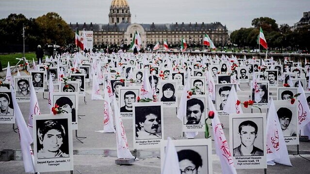 يتم عرض صور لحوالي 800 ضحية من ضحايا مجاهدي الشعب الإيراني على طول ساحة Esplanade des Invalides في باريس لإحياء ذكرى إعدام آلاف السجناء السياسيين الإيرانيين في عام 1988 ، في 30 أكتوبر 2019.