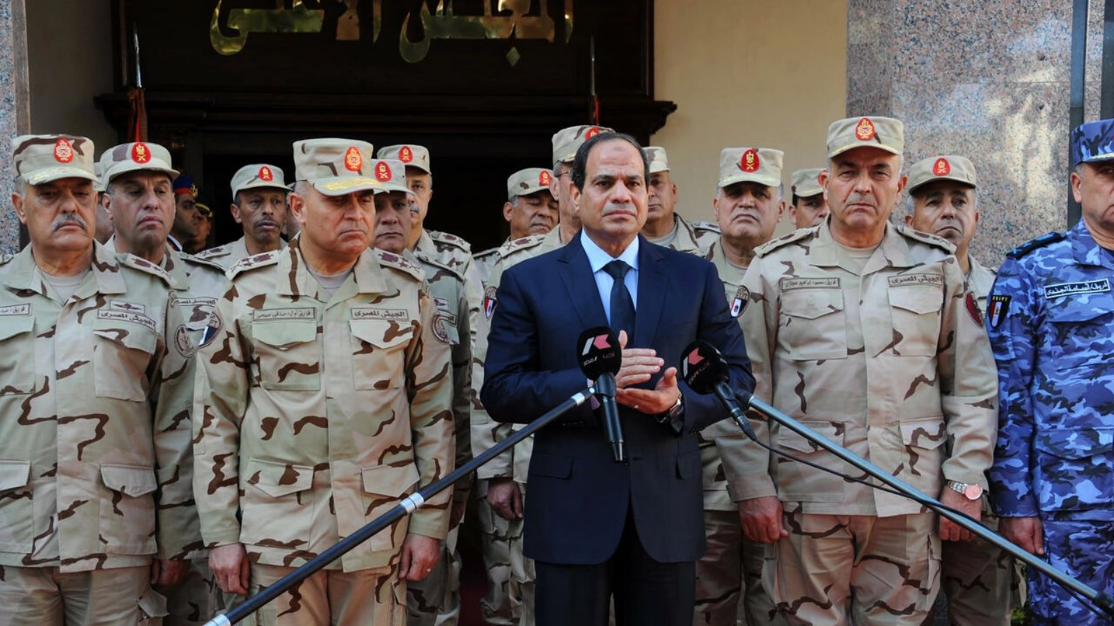 الرئيس عبد الفتاح السيسي مع عدد من قادة الجيش المصري.