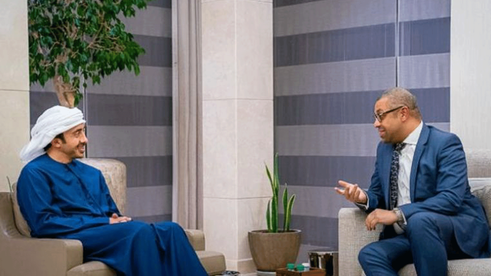 جانب من لقاء الشيخ عبدالله بن زايد والوزير البريطاني كليفرلي