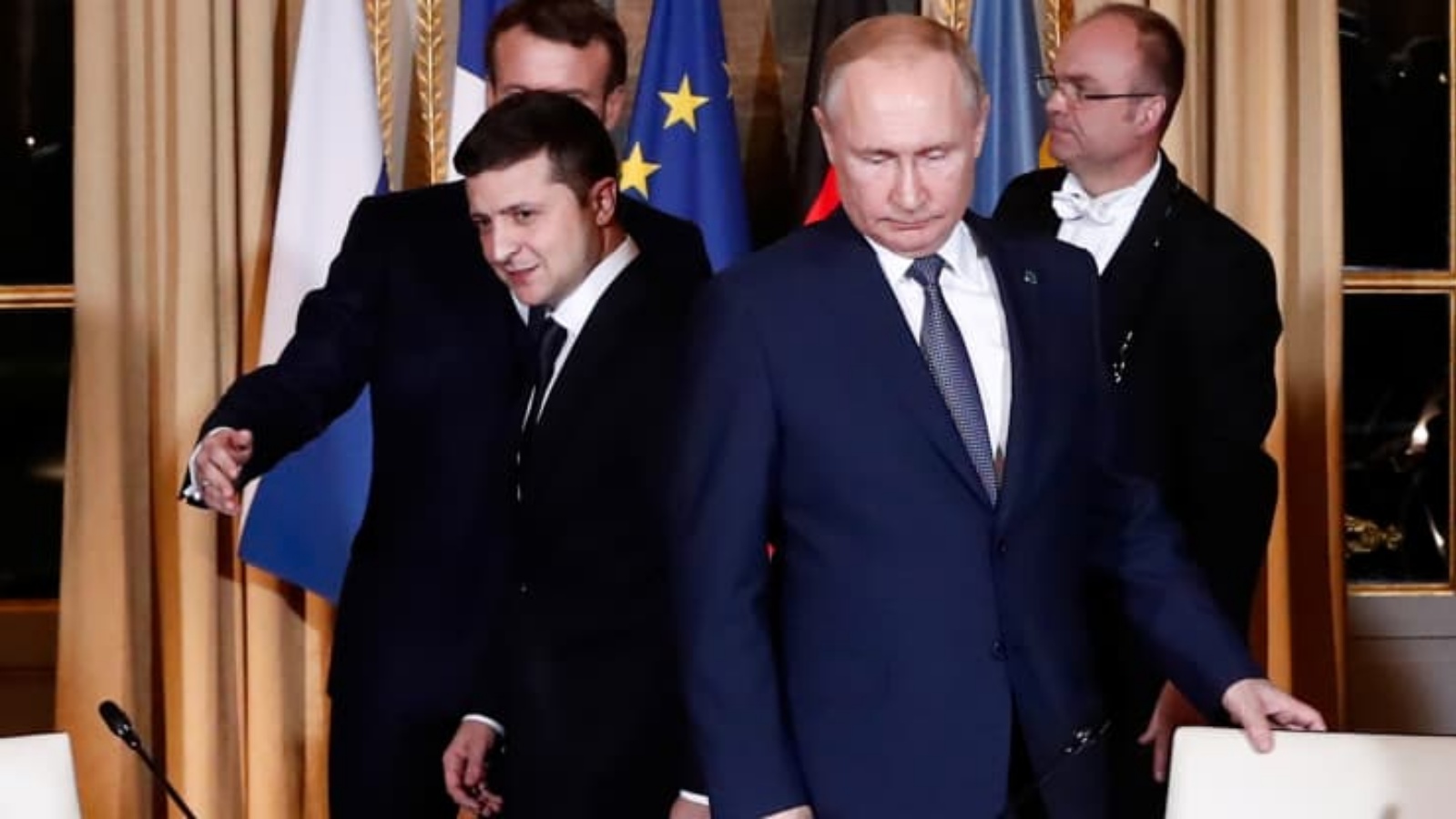 الرئيس الفرنسي إيمانويل ماكرون مع نظيريه الروسي فلاديمير بوتين والأوكراني فولوديمير زيلينسكي (أرشيفية)