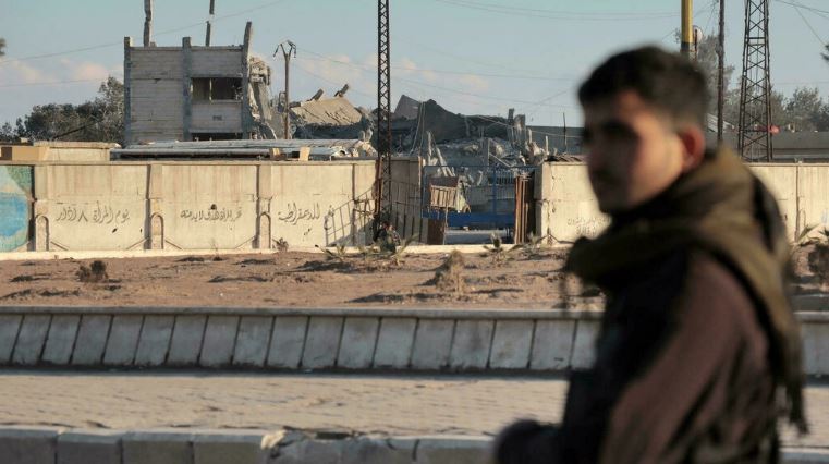 عنصر من قوات سوريا الديموقراطية أثناء تواجده في محيط سجن الصناعة في حي غويران في مدينة الحسكة في شمال شرق سوريا في 25 يناير 2022