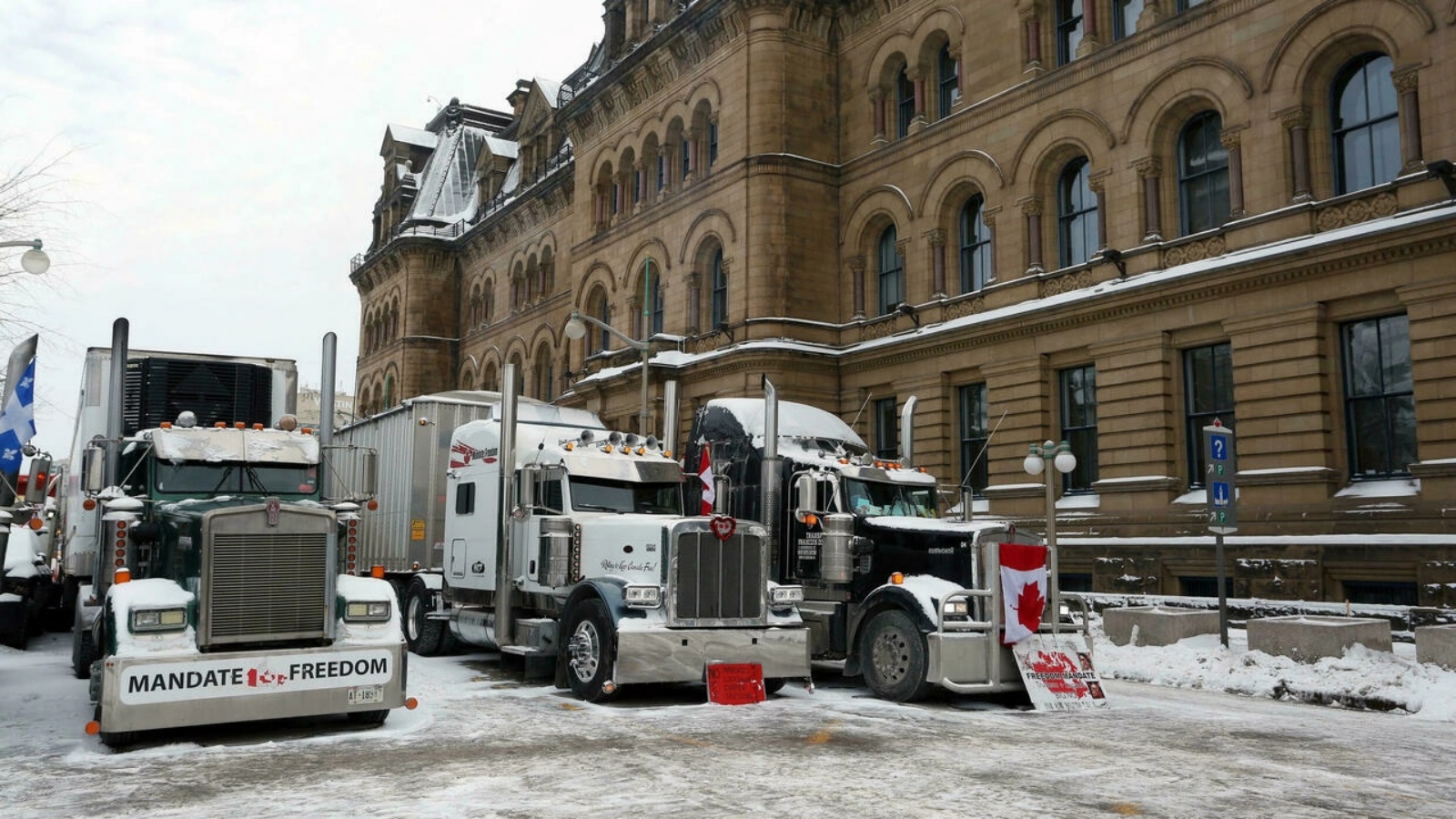 شاحنات متوقفة خارج مكتب رئيس الوزراء الكندي جاستن ترودو احتجاجاً على إلزامية اللقاح في 4 فبراير 2022