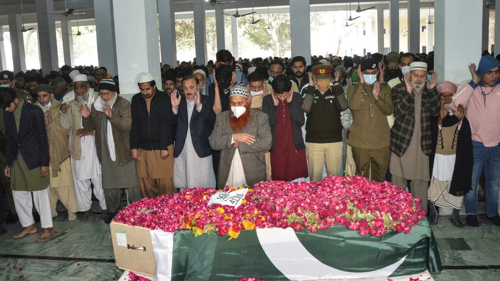 مسؤولون عسكريون وأقارب خلال جنازة أحد العسكريين الذين قتلوا في معارك مع انفصاليين في إقليم بلوشستان جنوب باكستان