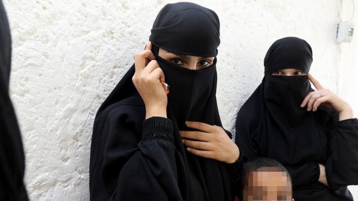 صورة من الأرشيف لجهاديات أجنبيات في صفوف داعش في سوريا