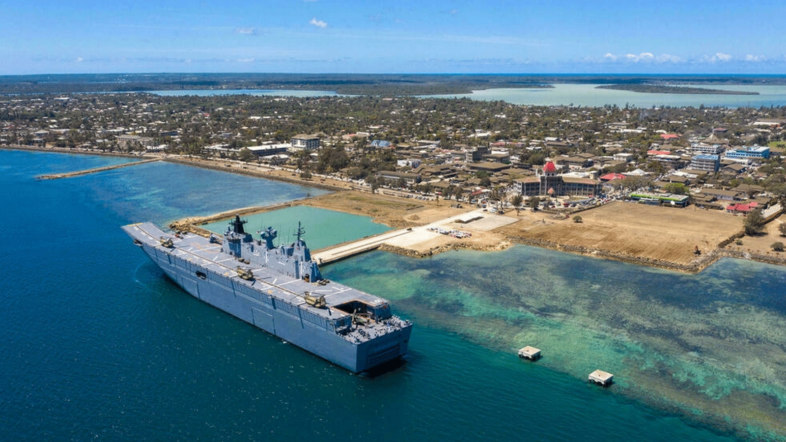 سفينة HMAS Adelaide الأسترالية بالقرب من نوكوالوفا لتسليم المساعدات الإنسانية والإمدادات الطبية لسكان تونغا