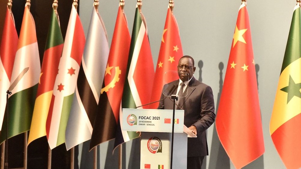 الرئيس السنغالي ماكي صال متحدثاً في منتدى التعاون الصيني-الأفريقي في دكار يوم 29 نوفمبر 2021
