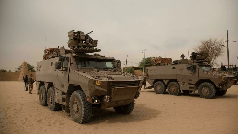 جنود فرنسيون في تمبكتو قبل ساعات على تسليم الجيش المالي معسكر برخان في 14 ديسمبر 2021