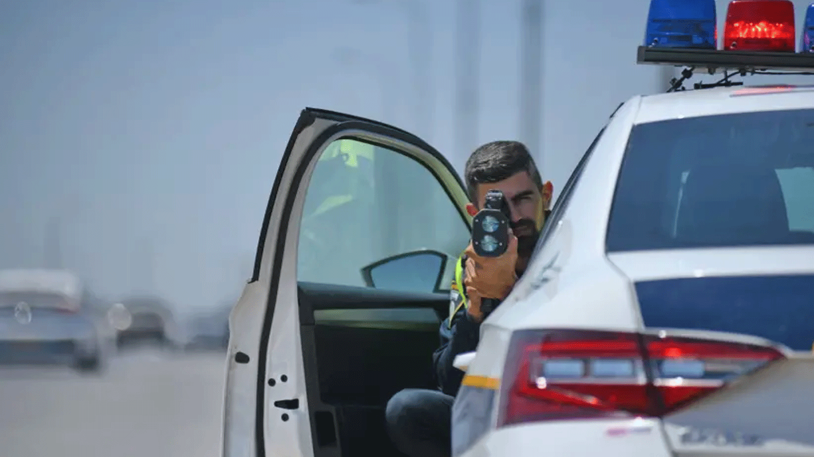 ضابط شرطة إسرائيلي يستخدم بندقية رادار لتعقب السائقين المخالفين لحد السرعة (صورة من وحدة الشرطة الاسرائيلية)
