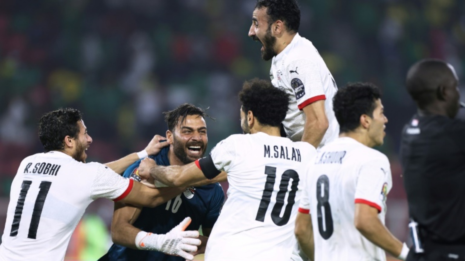 لاعبو مصر يحتفلون بتأهلم إلى نهائي كأس أمم أفريقيا لكرة القدم بعد فوزهم بركلات الترجيح على الكاميرون المضيفة