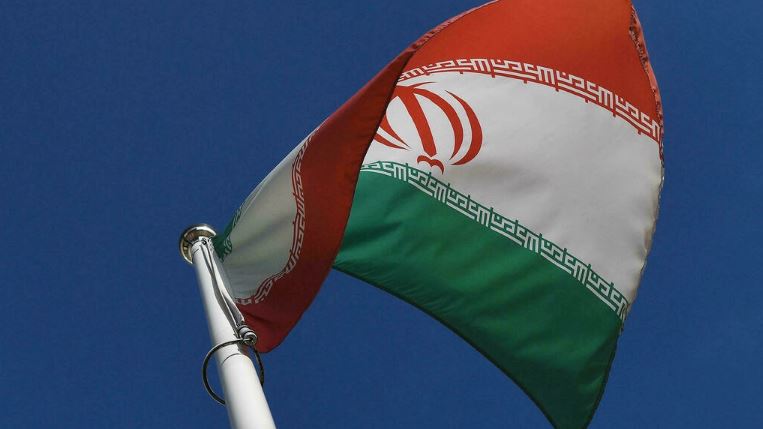 العلم الإيراني أمام مقر الوكالة الدولية للطاقة الذرية في فيينا في 1 مارس 2021
