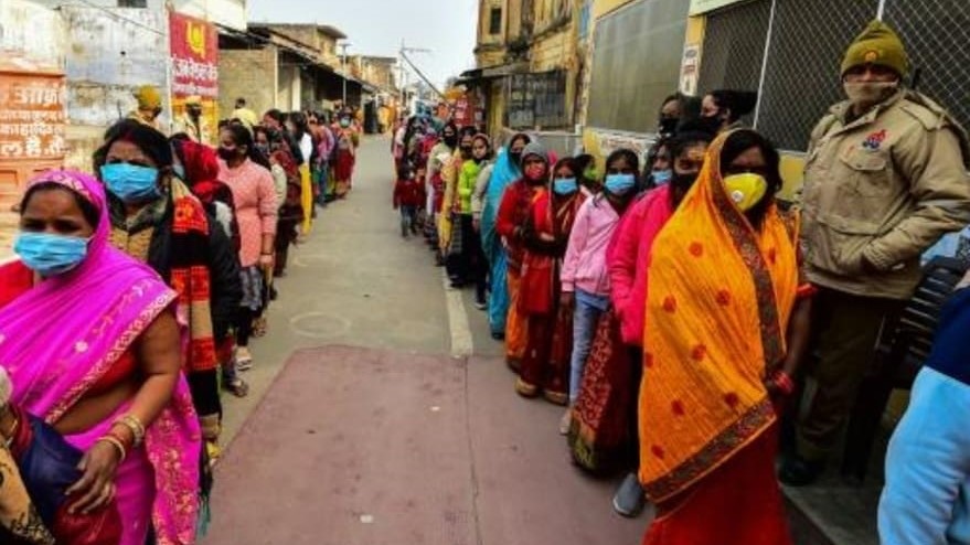 هندوسيات يقفن في صف لرفع الدعاء للإله رام، قرب موقع بناء معبد لرام في أيوديا بولاية أوتار براديش، في 3 فبراير 2022