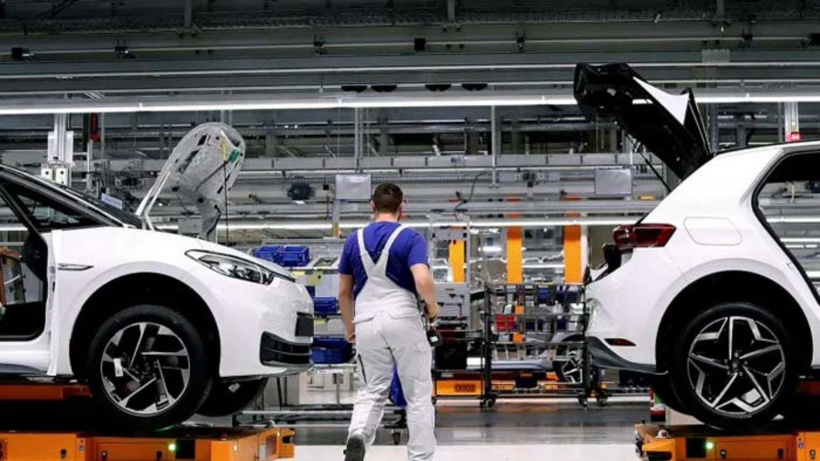 عامل في أحد مصانع السيارات في أوروبا 