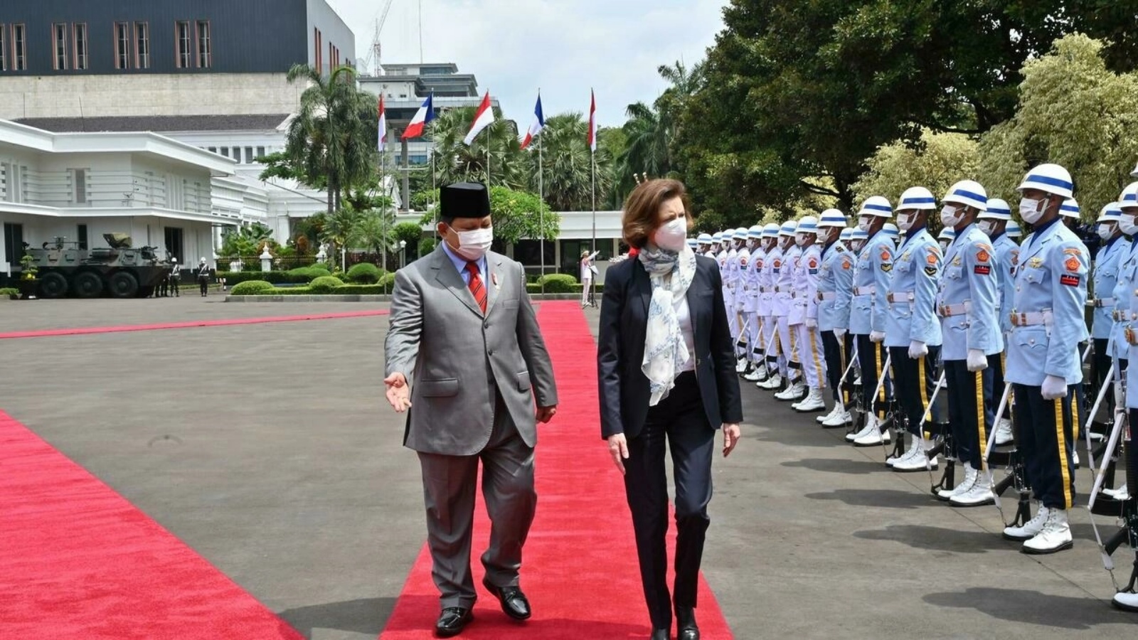 وزير الدفاع الإندونيسي برابوو سوبيانتو مستقبلاً نظيرته الفرنسية فلورانس بارلي في جاكرتا في العاشر من فبراير 2022