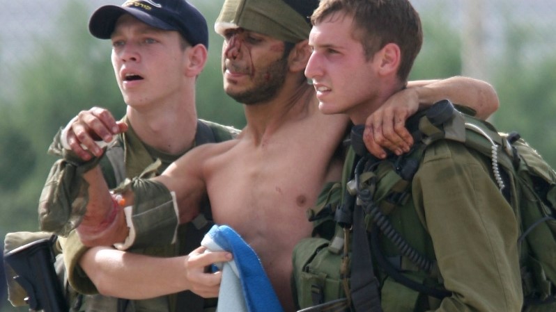 جندي إسرائيلي جريح في حرب تموز 2006 مع حزب الله في لبنان