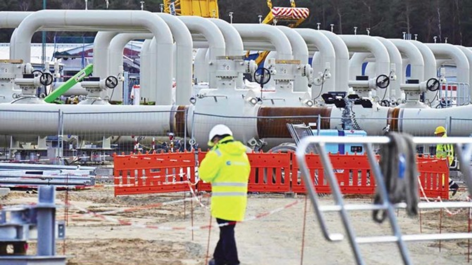 عمال في إحدى منشآت النفط