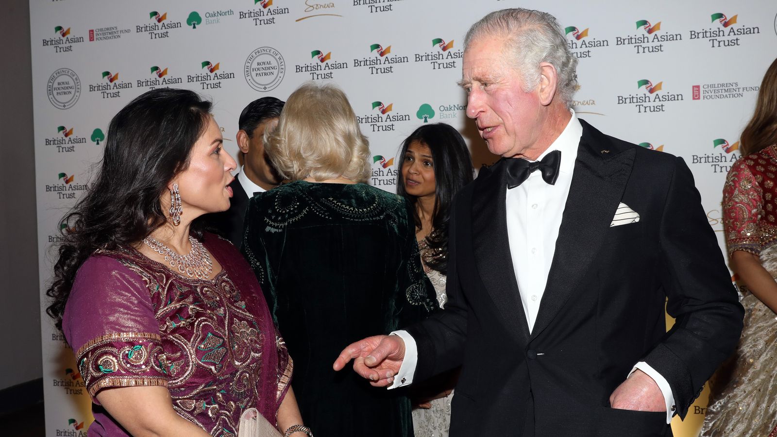 الأمير تشارلز يتحدث لوزيرة الداخلية في حفل الصندوق البريطاني الآسيوي 