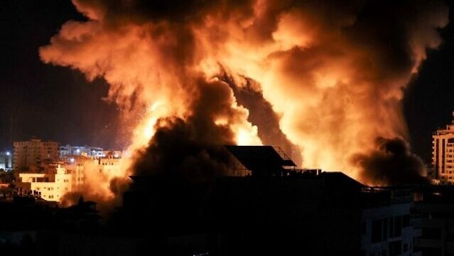 تضيء الانفجارات سماء غزة بينما تشن القوات الإسرائيلية غارات جوية على القطاع الفلسطيني، في وقت مبكر من 18 مايو 2021