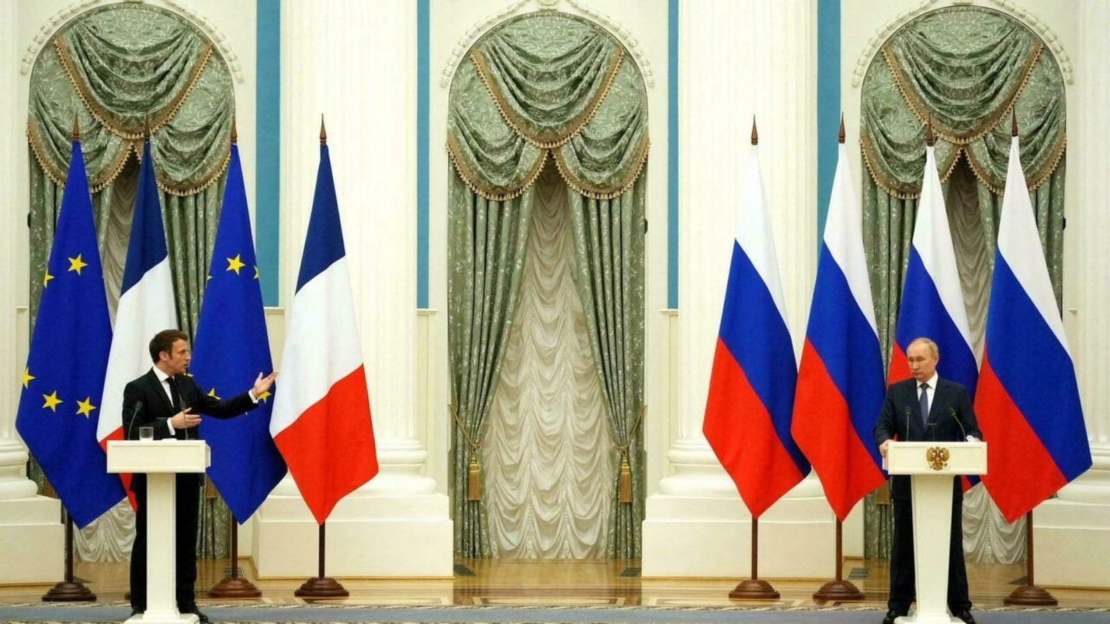الرئيس الروسي فلاديمير بوتين (يمين) ونظيره الفرنسي إيمانويل ماكرون خلال مؤتمر صحافي مشترك في موسكو في السابع من فبراير 2022 