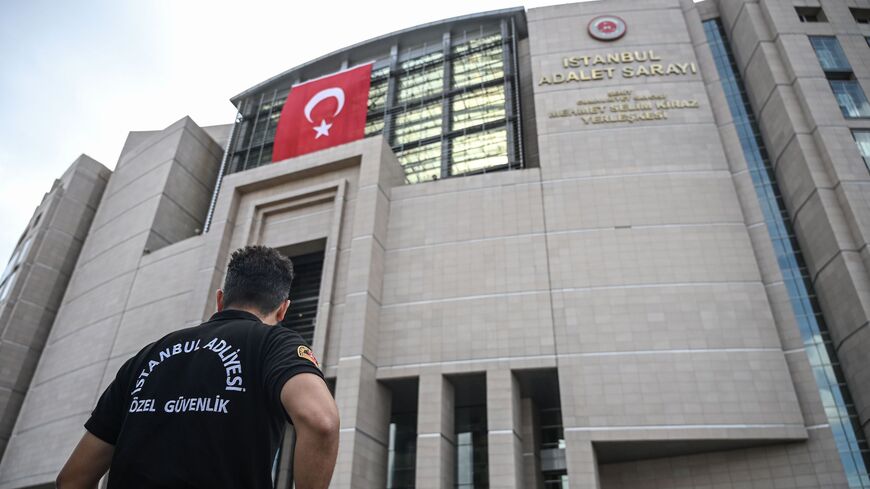 ضابط أمن يقف حارسا أمام عدلية اسطنبول في 17 يوليو 2019