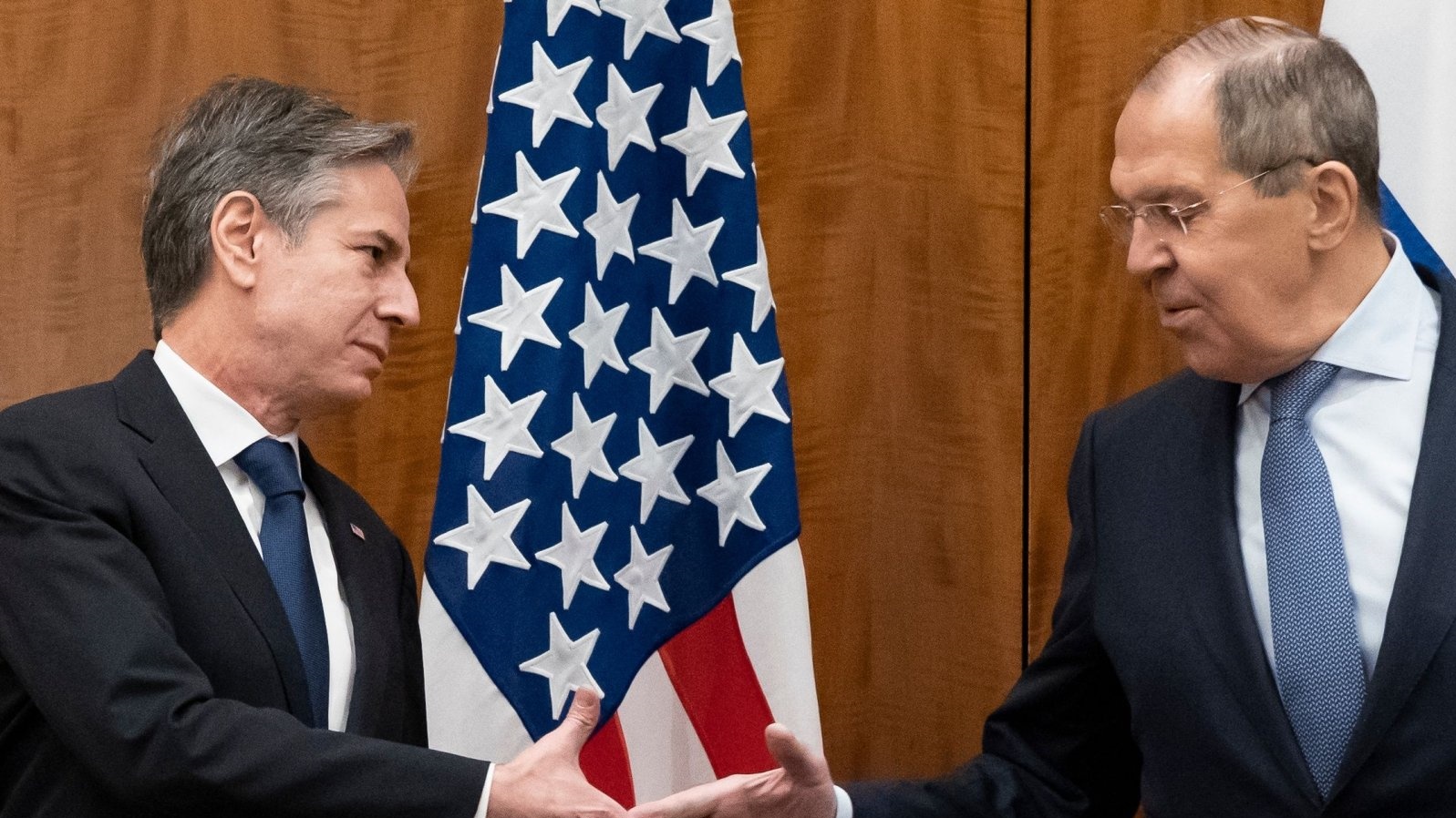 وزير الخارجية الأميركي أنتوني بلينكين (إلى اليسار) ووزير الخارجية الروسي سيرجي لافروف يتصافحان قبل اجتماعهما في جنيف، سويسرا، 21 يناير 2022.