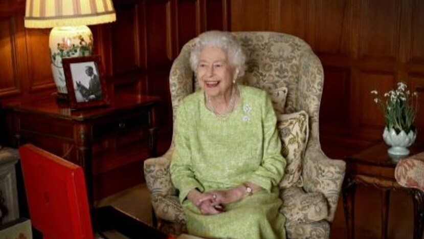 صورة نشرها قصر باكنغهام في 6 شباط/فبراير 2022 التُقطت للملكة اليزابيث الثانية في قصر ساندريغهام في 2 فبراير 2022 