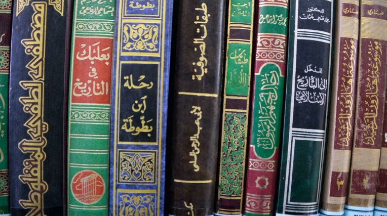 كتب على رفوف مكتبة الموصل في شمال العراق في 31 يناير 2022