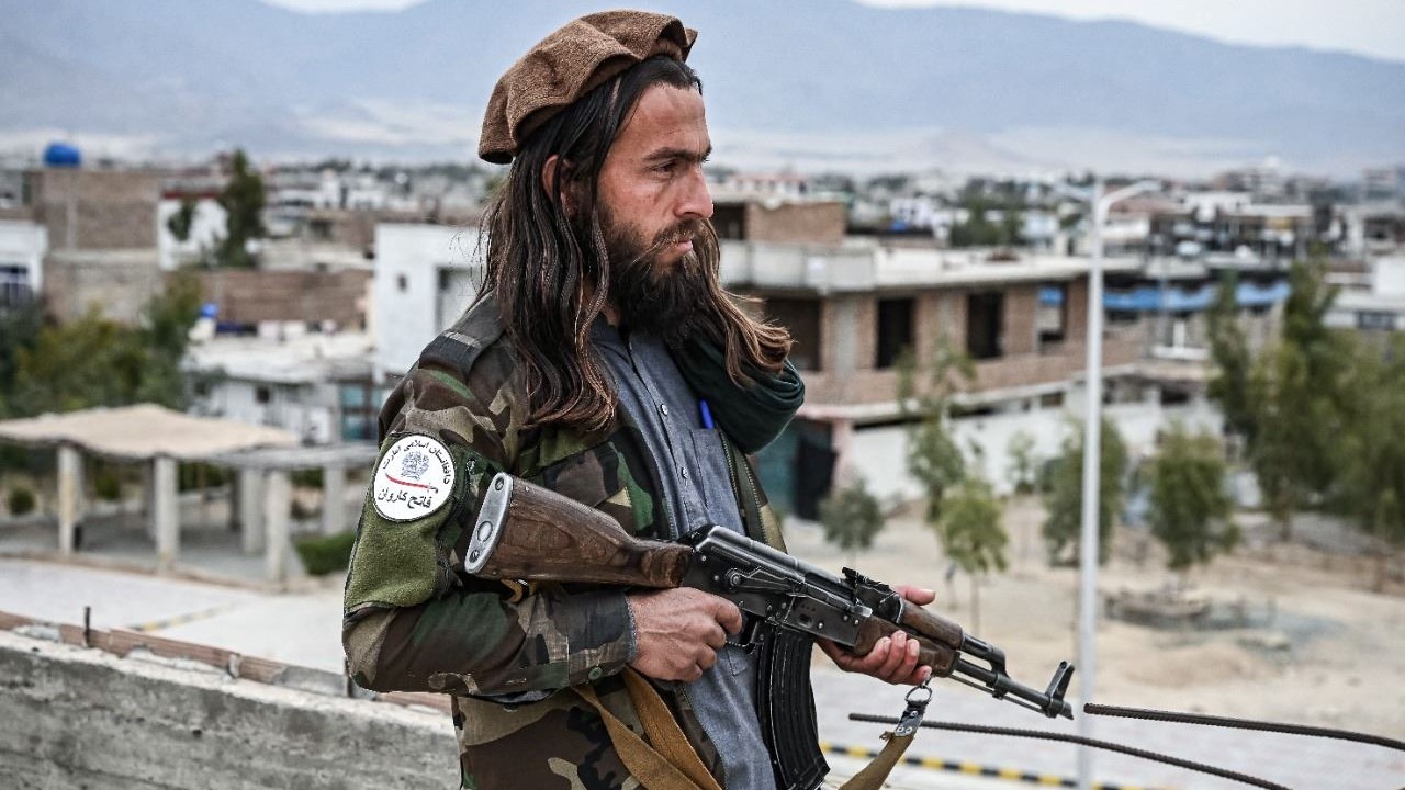 مقاتل من طالبان يحرس موقعًا على سطح البوابة الرئيسية لجامعة لغمان في مهترلام بولاية لغمان في 2 فبراير 2022