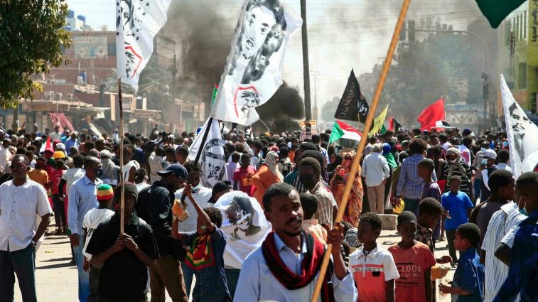 متظاهرون ضد الانقلاب العسكري في شوارع الخرطوم في 7 فبراير 2022