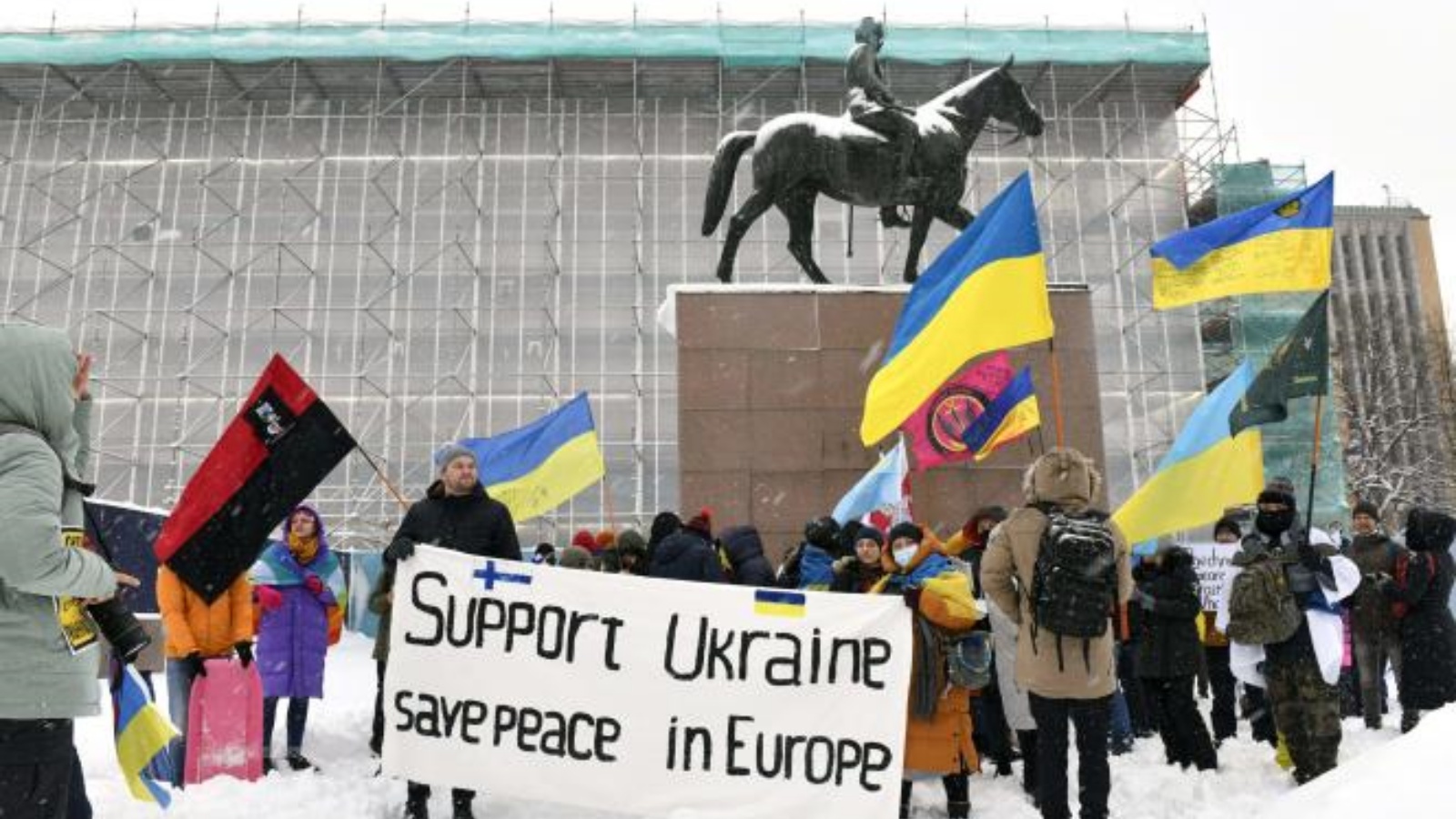 متظاهرون يلوحون بالأعلام الأوكرانية خلال مظاهرة 