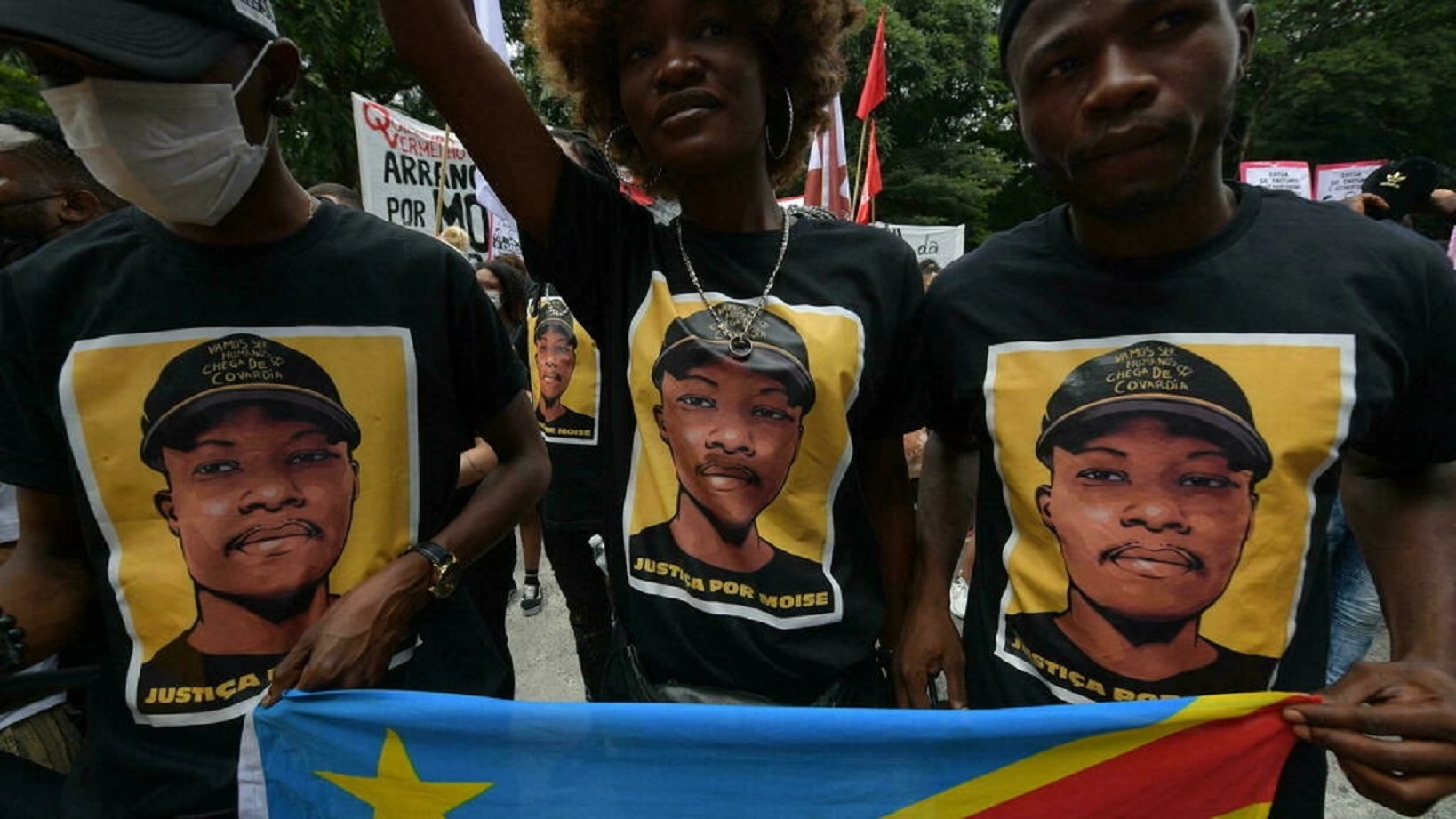  مئات الأشخاص يتظاهرون في ريو دي جانيرو للمطالبة بالعدالة لمويز كباغامبي، وهو مهاجر كونغولي إلى البرازيل قُتل بوحشية نيلسون الميدا. في 5 شباط/فبراير 2022