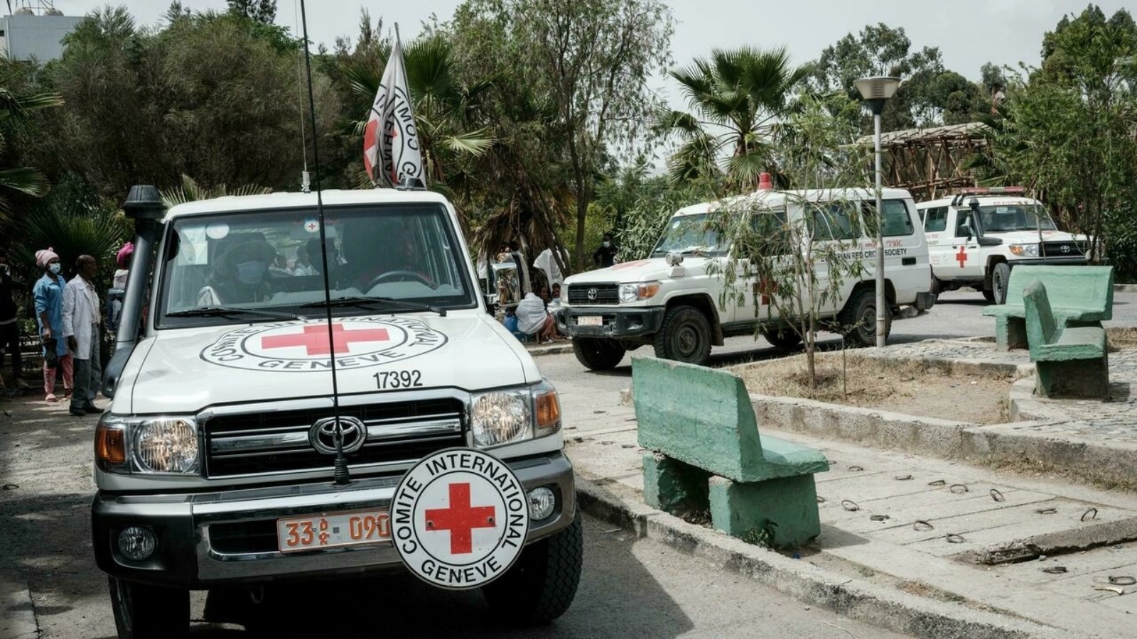 سيارات إسعاف تابعة للجنة الدولية للصليب الأحمر في 24 يونيو 2021 في مستشفى ميكيلي الرئيسي عاصمة منطقة تيغراي في اثيوبيا 
