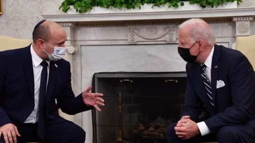 الرئيس الأميركي جو بايدن ورئيس الوزراء الإسرائيلي نفتالي بينيت في المكتب البيضاوي بالبيت الأبيض في واشنطن، في 27 أغسطس 2021