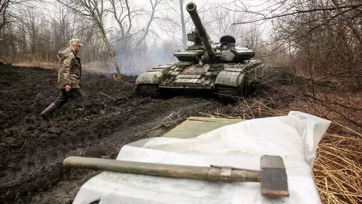 دبابة روسية على الحدود الروسية - الأوكرانية ضمن حشود موسكو التي تنوي غزو أوكرانيا