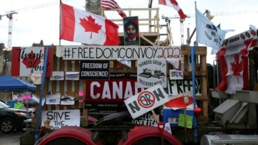 شاحنة تحمل لافتات معلقة عليها أمام مقر البرلمان الكندي في أوتاوا خلال تظاهرة ضد القيود الصحية بتاريخ 10 فبراير 2022