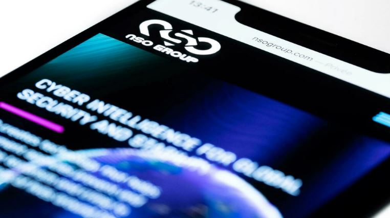 صورة تعبيرية لهاتف ذكي عليه موقع مجموعة إن إس أو، في باريس في 21 يوليو 2021